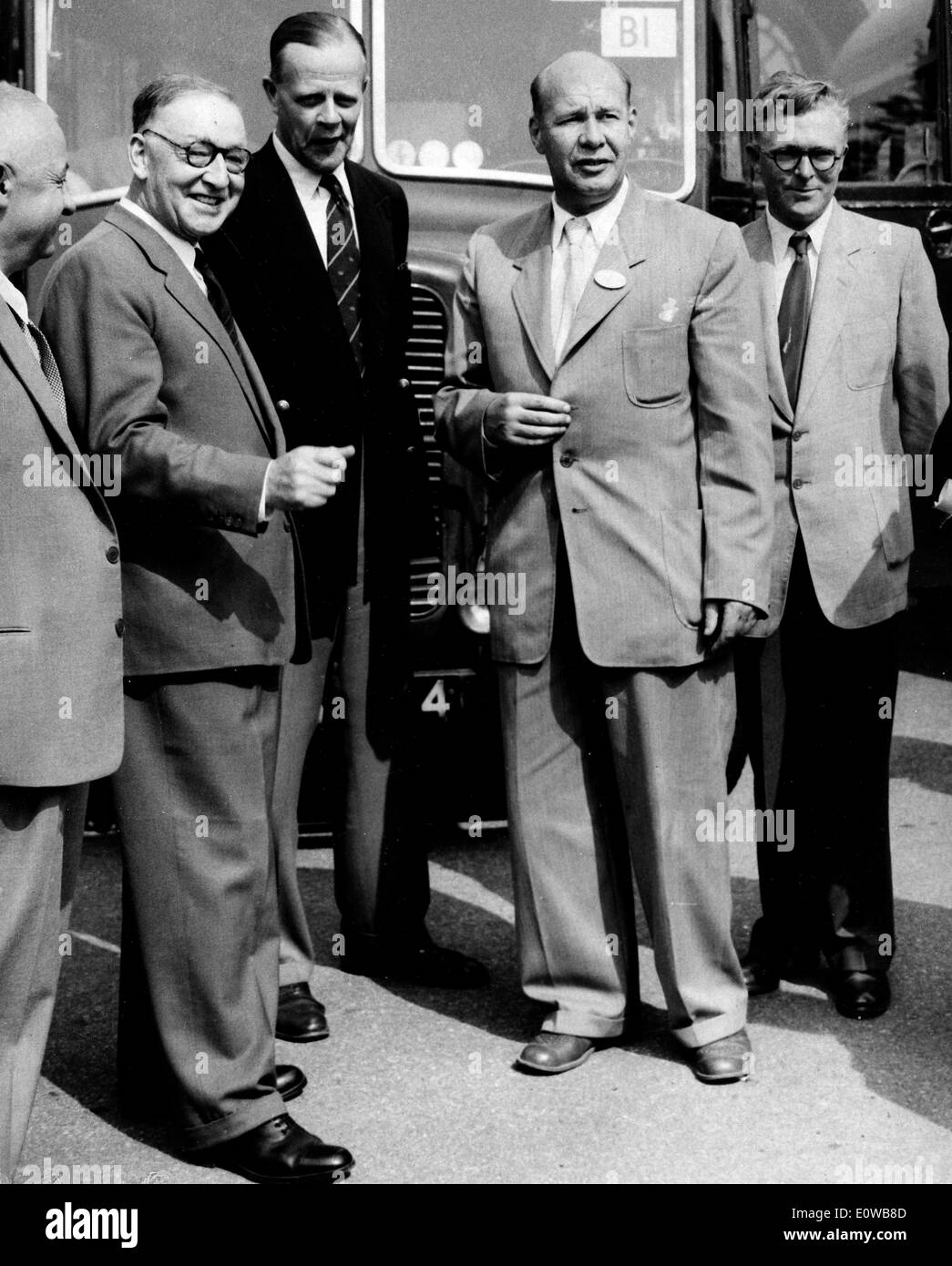 Il fisico John Cockcroft in piedi con i colleghi Foto Stock