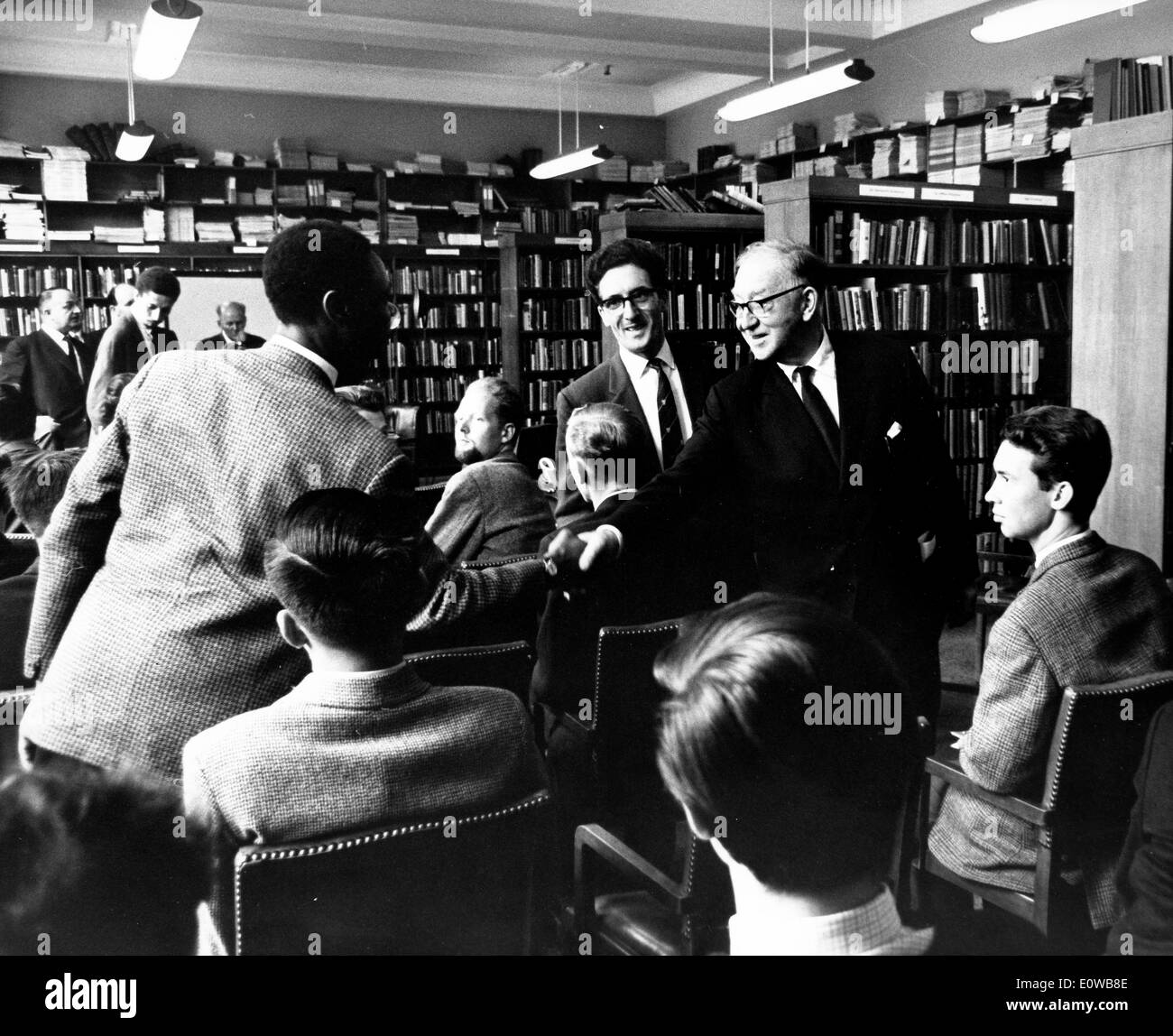 Il fisico John Cockcroft in occasione di una riunione in biblioteca Foto Stock