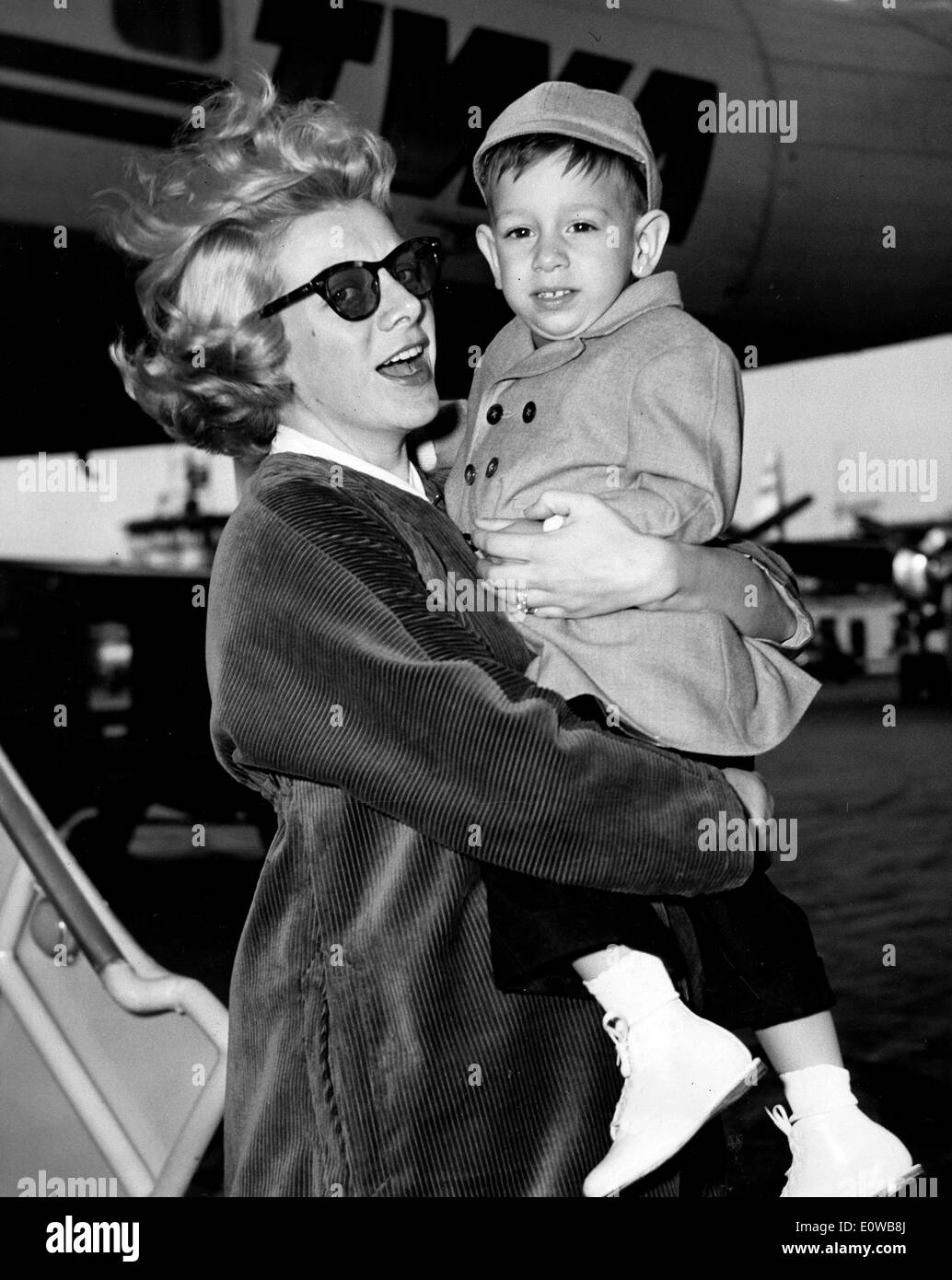 Rosemary Clooney e suo figlio che arrivano a Londra Foto Stock