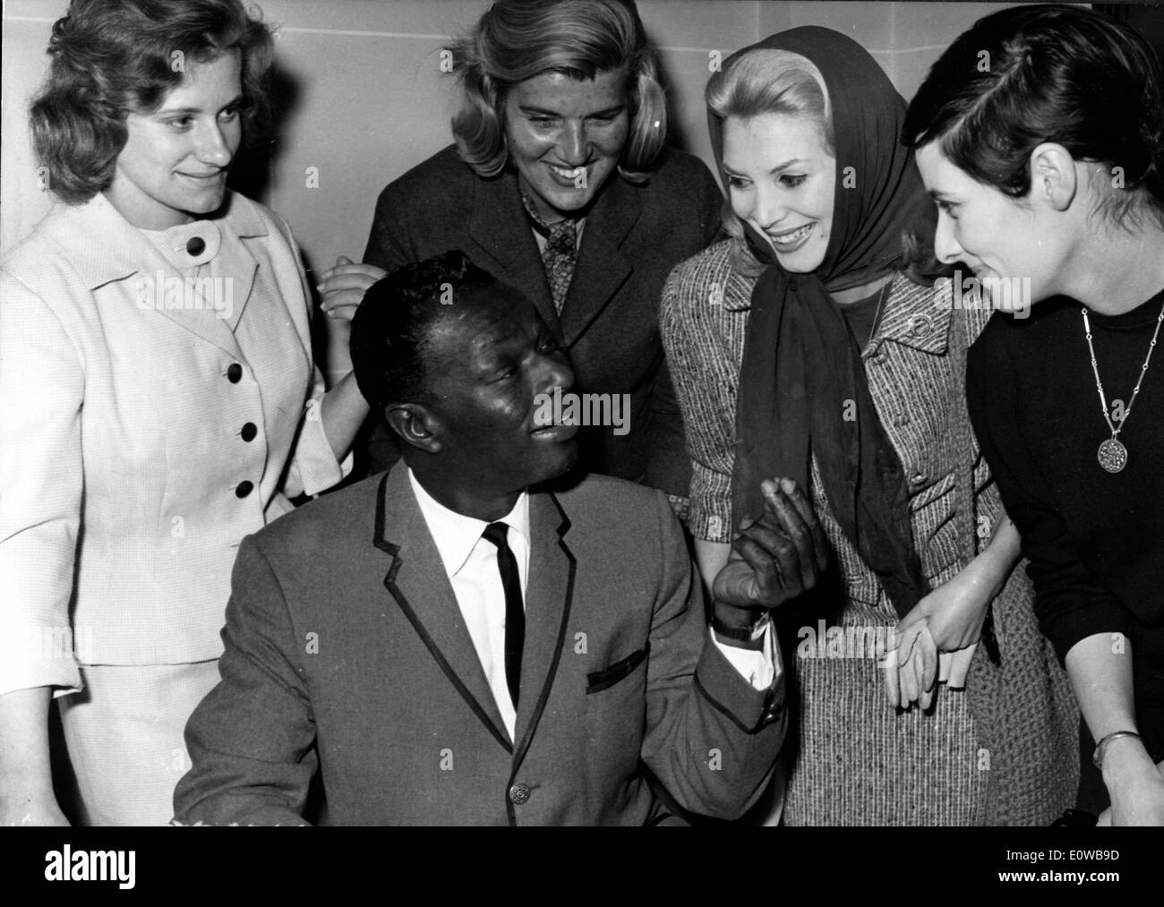 Musicista Nat King Cole circondato dai fan Foto Stock