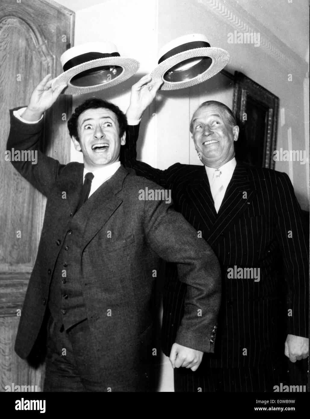Attori Maurice Chevalier e Marcel Marceau dancing Foto Stock