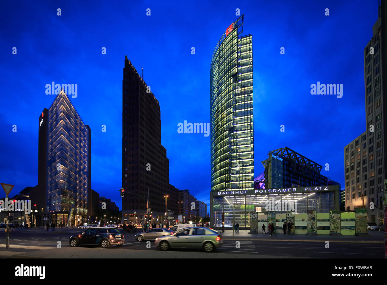 La Potsdamer Platz con i grattacieli Renzo Piano 11, Kollhoff Tower, Bahn Tower, il Sony Center, stazione ferroviaria Foto Stock