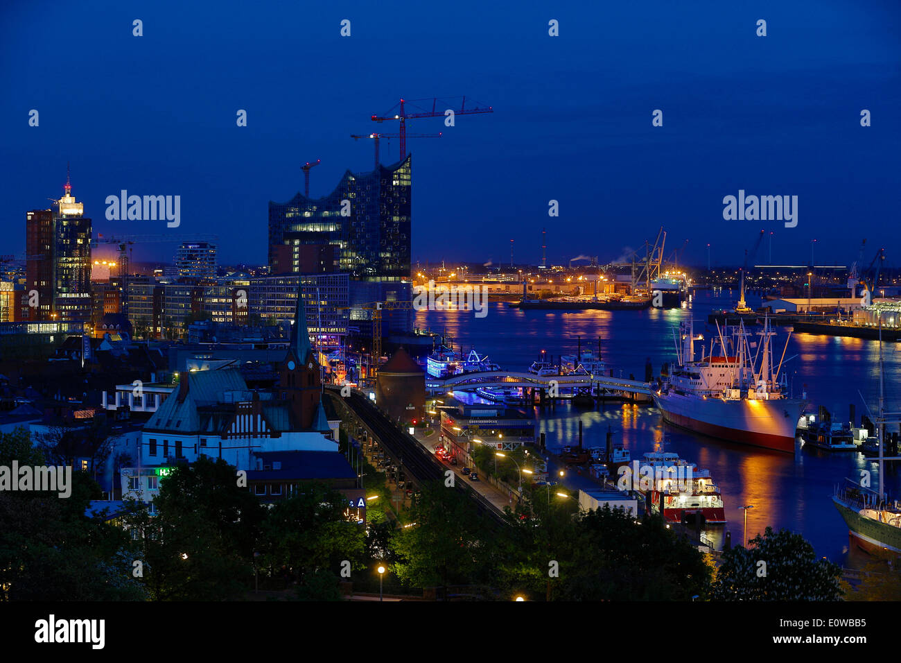 Fiume Elba con la nave museo Cap San Diego ed Elbe Philharmonic Hall, al tramonto, Amburgo, Germania Foto Stock