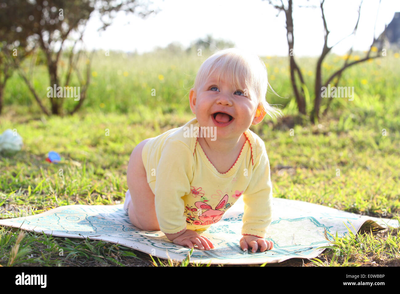 Sorridente baby outdoor modello di rilascio disponibili Foto Stock