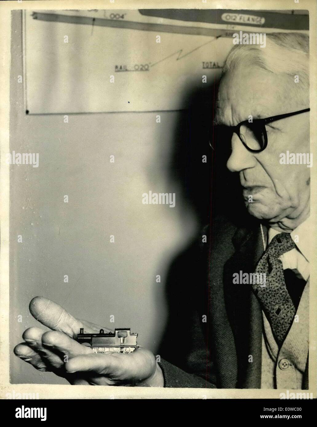 Apr. 24, 1962 - Modello mostra ferroviaria ? Il modello mostra ferroviaria si è aperta questa mattina presso la sala centrale di Londra. La foto mostra: Herbert di boschetti di età compresa tra i 80, tenendo uno dei suoi 2mm. locomotive in scala più piccola nella mostra ? Elh. Keystone Foto Stock
