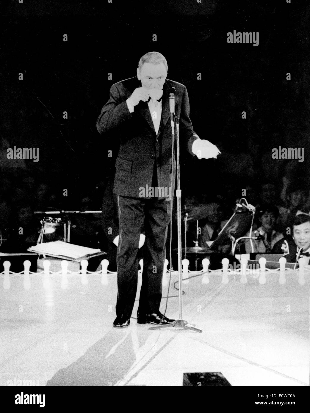 Il cantante Frank Sinatra effettuando al Budokan Hall Foto Stock