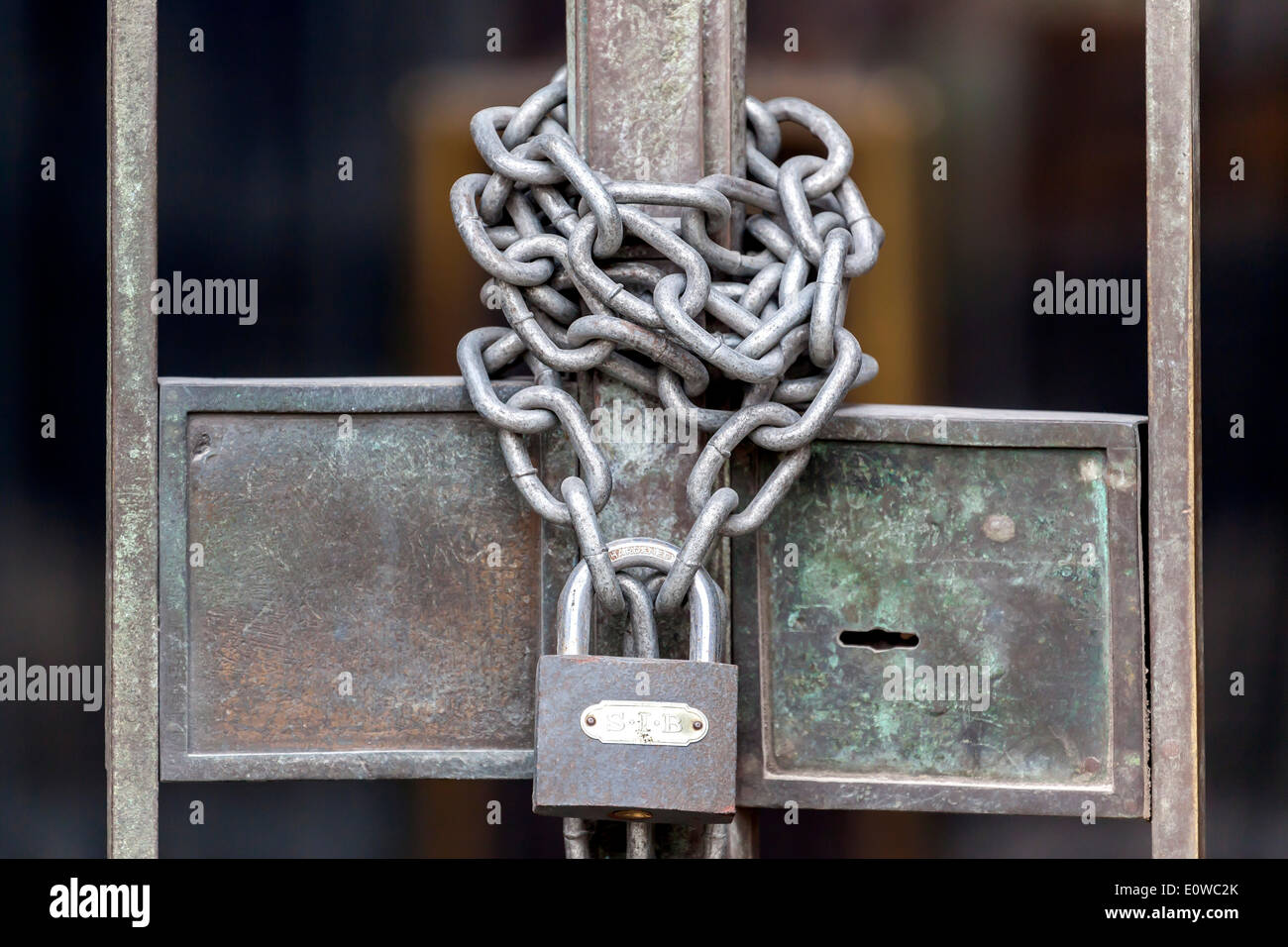 Catena con lucchetto su un cancello di ferro, Budapest, Ungheria Foto Stock