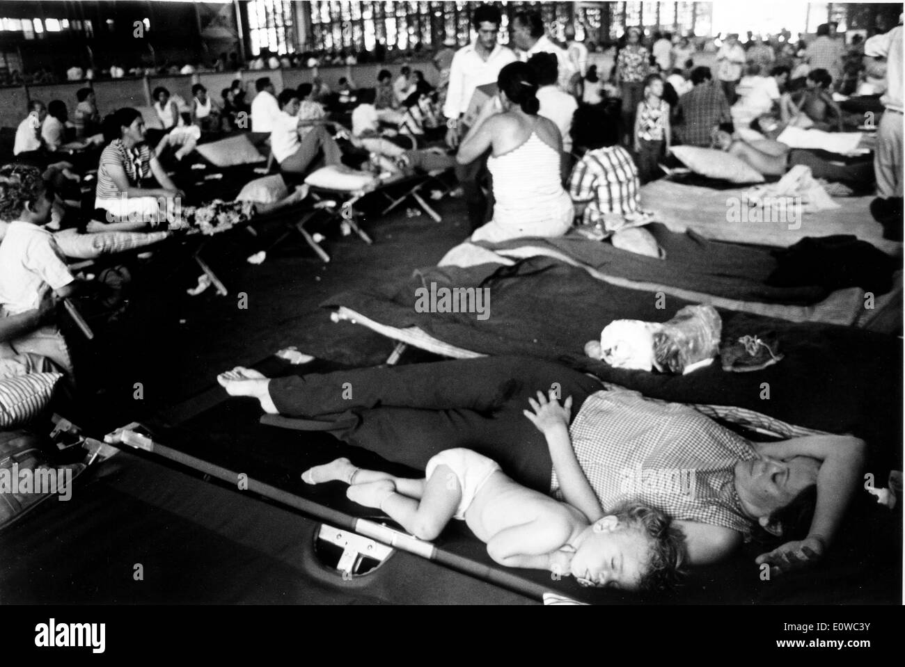 Donna cubana e baby sleep su lettini in un campo di rifugiati Foto Stock