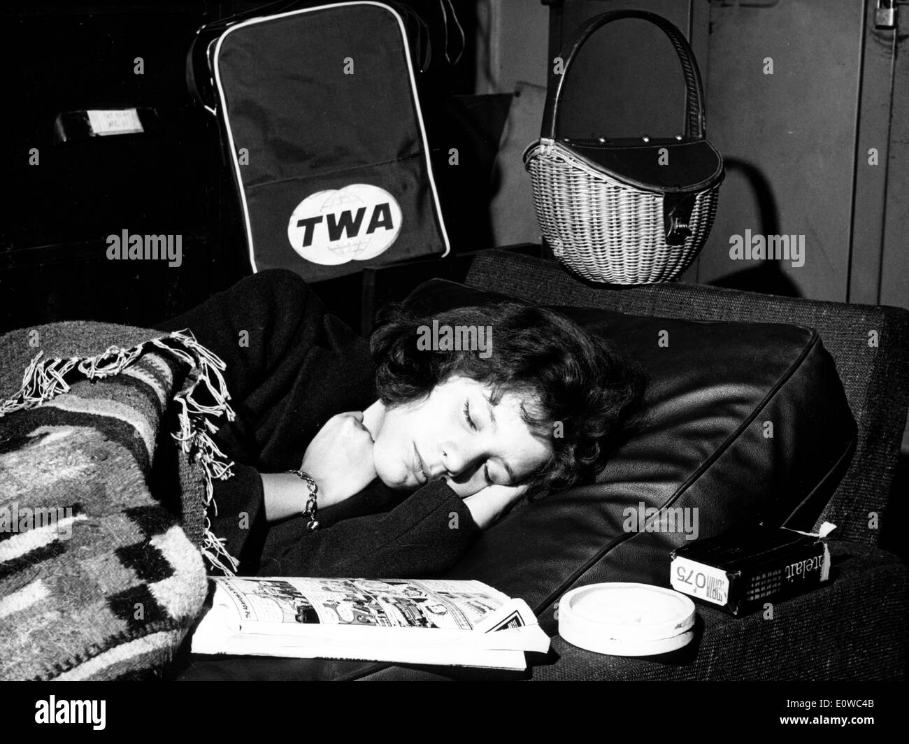 Una donna che è caduto addormentato all'aeroporto di Londra Foto Stock