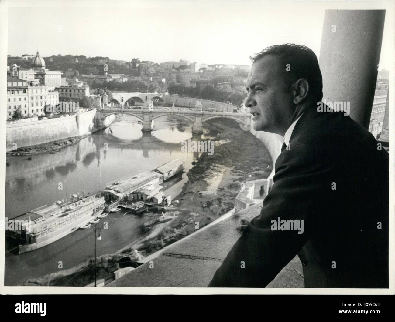 05 maggio 1962 - Raymond Pellegrin Well - noto attore francese interprete di molti importanti film arrivati a Roma per filmare in ''Venere Imperiae'' una produzione francese - italiana di coo, dove avrà il ruolo di Napoleone, anello co-stellare con Gina Lollobrigida sotto la direzione di Jean Dellannoy, L'ultima volta che R. Pellegrin venne a Roma, un anno fa, ma non ebbe alcuna occasione per visitare la città, oggi lo portiamo a Castel santangele e fu sorpreso di ammirare tutte quelle belle antichità che si manifestano nel castello di santangelo Foto Stock