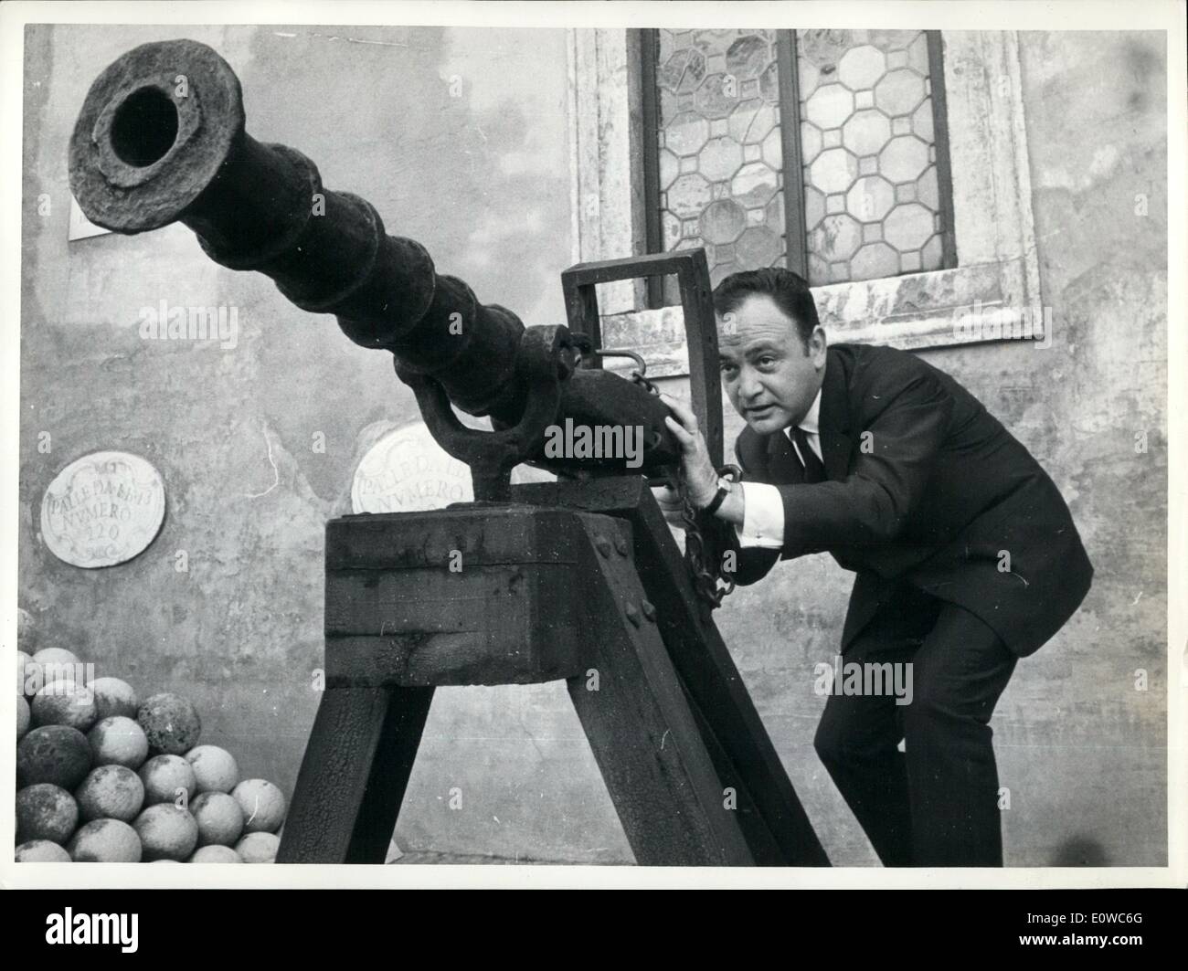 05 maggio 1962 - Raymond Pellegrin Well - noto attore francese interprete di molti importanti film arrivati a Roma per filmare in ''Venere Imperiae'' una produzione francese - italiana di coo, dove avrà il ruolo di Napoleone, anello co-stellare con Gina Lollobrigida sotto la direzione di Jean Dellannoy, L'ultima volta che R. Pellegrin venne a Roma, un anno fa, ma non ebbe alcuna occasione per visitare la città, oggi lo portiamo a Castel santangele e fu sorpreso di ammirare tutte quelle belle antichità che si manifestano nel castello di santangelo Foto Stock