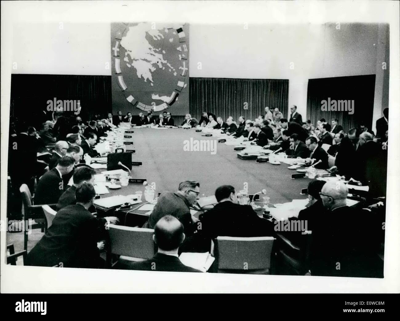 Maggio 05, 1962 - CONFERENZA DELLA NATO svoltasi ad Atene. I Ministri degli esteri e nazionali di Ministri della difesa dei paesi della NATO stanno partecipando ad una conferenza della NATO ad Atene. La foto mostra: vista generale della riunione di Atene. Foto Stock