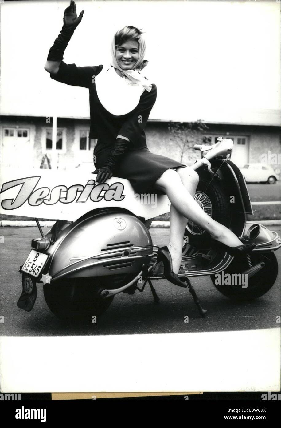 Maggio 05, 1962 - Hollywood - Star Angie Dickinson a Berlino: il rilascio del film americano ''Jessica'' attrice protagonista Angie Dickinson era venuta a Berlino oggi (10.5.1962). L'aria-luogo di Tegel una Vespa accompagnatrici ricevuto da lei. Lei è alla guida di una Vespa nel film ''Jessica'' nel paesaggio sizilian. Mostra fotografica di Angie Dickinson su una Vespa. Foto Stock
