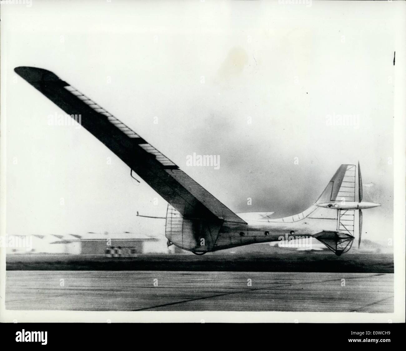 Maggio 05, 1962 - Pedal-Powered Sky-Bike vola: Un British Aircraft engineer, Giovanni Wimpenny, 39 di St Alban's Berts, è diventato il primo uomo a volare un uomo-macchina motorizzata per più di mezzo miglio. La notizia del volo mercoledì scorso a Hatfield Aérodrome è stato rilasciato ieri. La macchina, denominata i puffini, ha ab 84-piede apertura alare e fu costruito dagli Hatfield Man-POTERI'' Aircraft Group e pesa 8a. 31b. Attività successiva per l'artigianato: un volo di un miglio per cui un premio di 5.000 ha visto offerti. La foto mostra il piano di bicicletta airborne a Hatfield, Herts, sotto il pedale-power Foto Stock