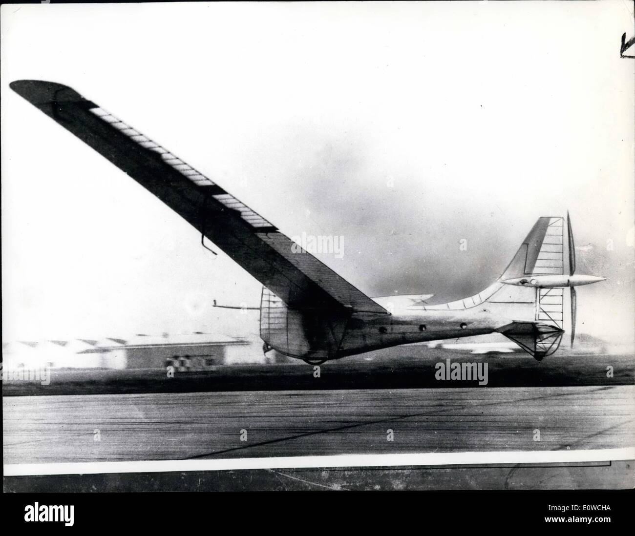 Maggio 05, 1962 - Pedal-Powered Sky-Bike vola: un aereo britannico ''(illeggibile)'', Giovanni Wim 39, di  Alban's Herts, è diventato il primo a volare un uomo macchina motorizzata per più di mezzo miglio. Il  del volo "(illeggibile)'' a tfield Aérodrome è stato rilasciato ieri. La macchina, denominata i puffini, ha un 84- ''(illeggibile)'' pesa  . Attività successiva per l'artigianato: un volo di un miglio per cui un premio di &pound;5000 è stato offerto. La foto mostra il piano di bicicletta airborne a tfield, Herts, sotto il pedale-potere. Il piano è volato a mezzo miglio. Foto Stock