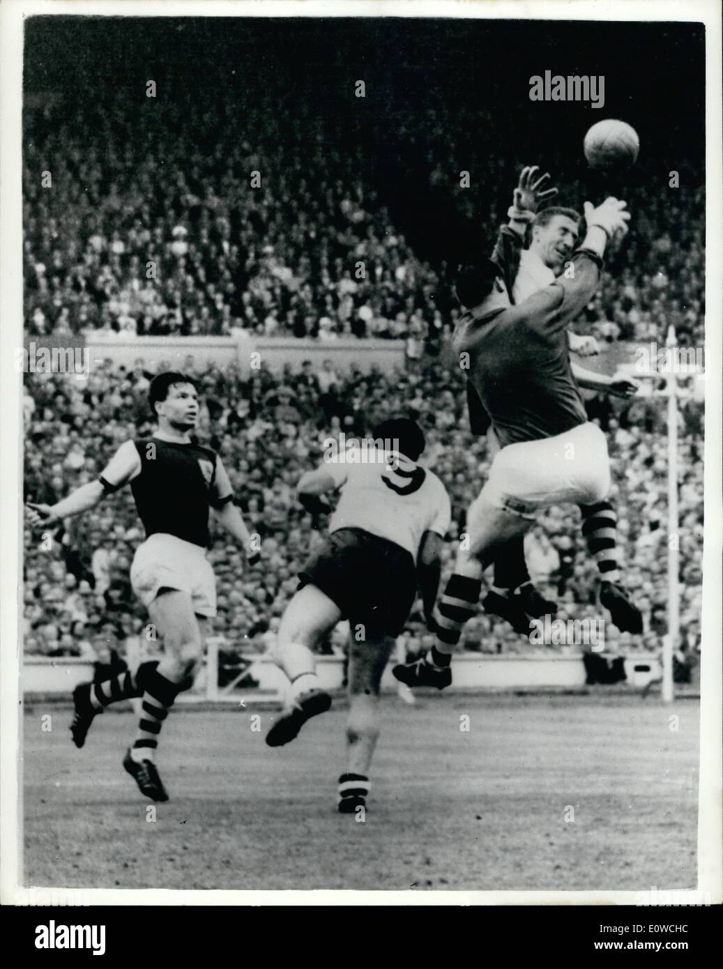 Maggio 05, 1962 - contrafforti Win FA Cup 3-1 Tottenham Hotspur ha vinto la FA Cup per il secondo anno consecutivo battendo Burnley 3-1 a Wembley. Mostra fotografica di:- l'incidente che ha portato a una penalità. Centro spinge in avanti il Bobby Smith sembra essere andando giù come portiere Burnley Blacklaw Adam va fino a prendere la palla fuori dalla testa di speroni sinistra-winger Cliff Jones. A sinistra è il Burnley sinistra-indietro Alex Elder. Foto Stock