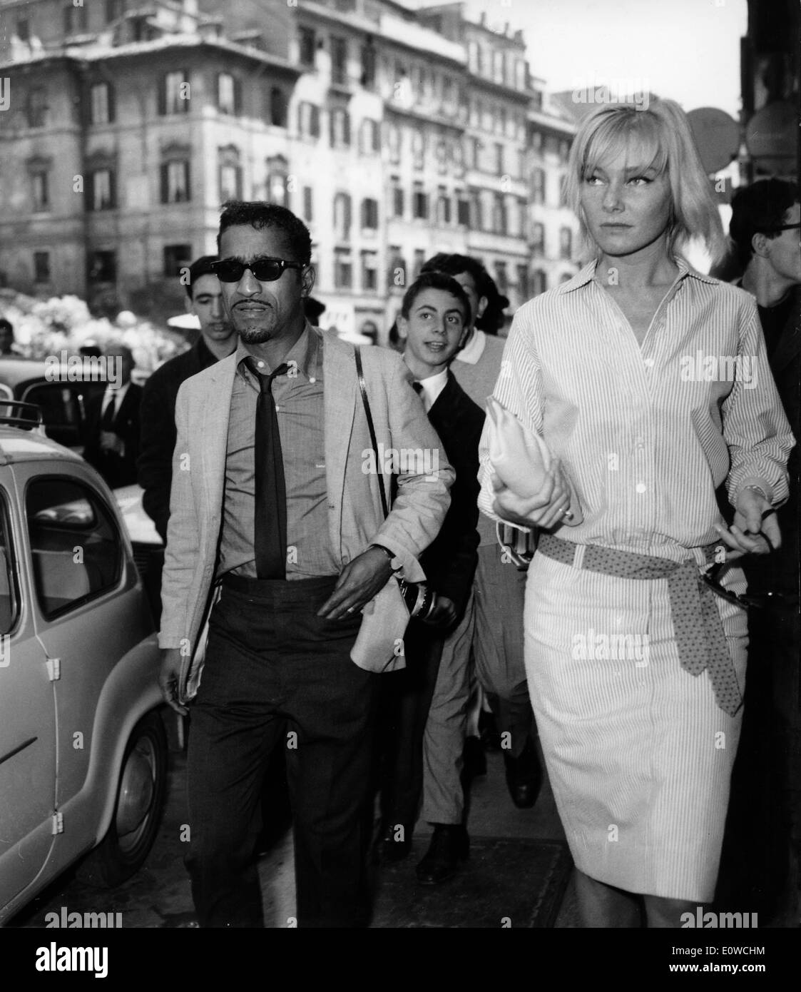Sammy Davis Jr. camminando per le strade di Roma con la sua moglie Britt Foto Stock