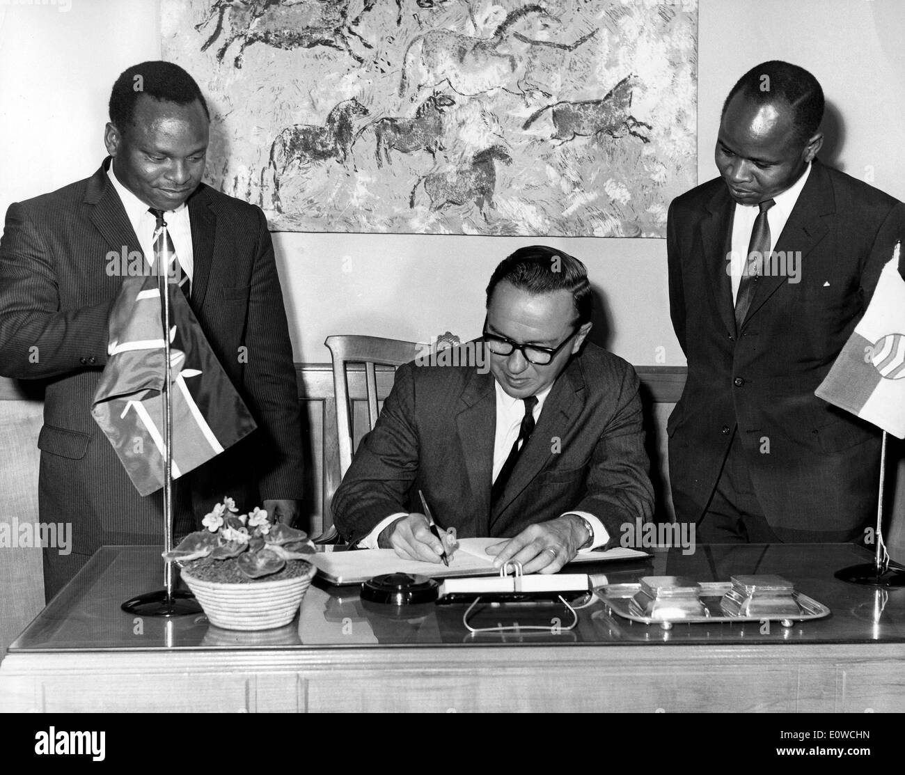 Maggio 06, 1962; Londra, Regno Unito; il sig. WILLIAM ATTWOOD, l Ambasciatore degli Stati Uniti in Kenya Firma il libro degli ospiti presso il Municipio Foto Stock