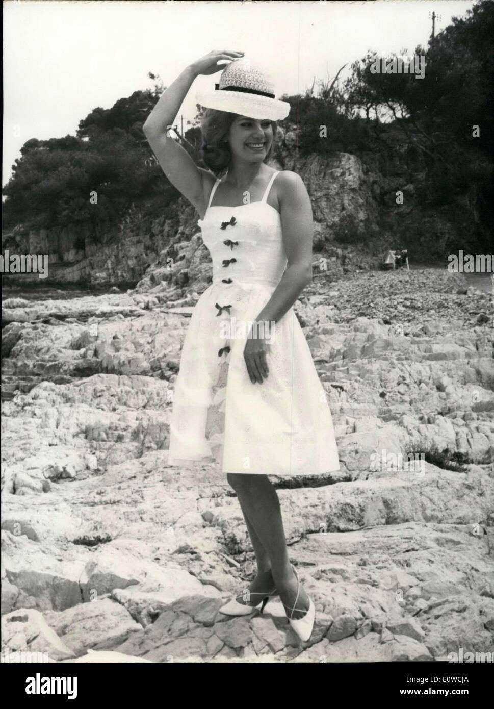 12 maggio 1962 - qui è di Cannes dove lei sembra di essere a casa. Ella è solo 21 anni. I telespettatori in Mote-Carlo che conoscono il suo bene rallegrarsi per il suo successo. Ha già giocato un ruolo nella ''Les trippe au soleil'' e si sta preparando per il nuovo film-making avventure adesso. Foto Stock