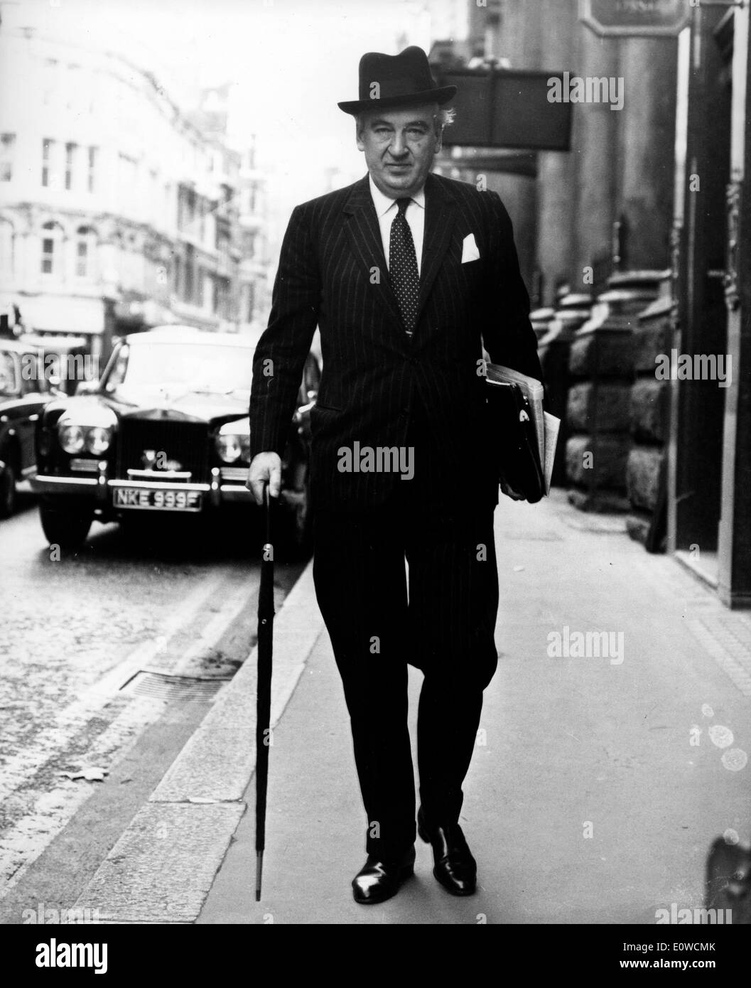 Il 3° Conte di Cromer camminando per le strade di Londra Foto Stock