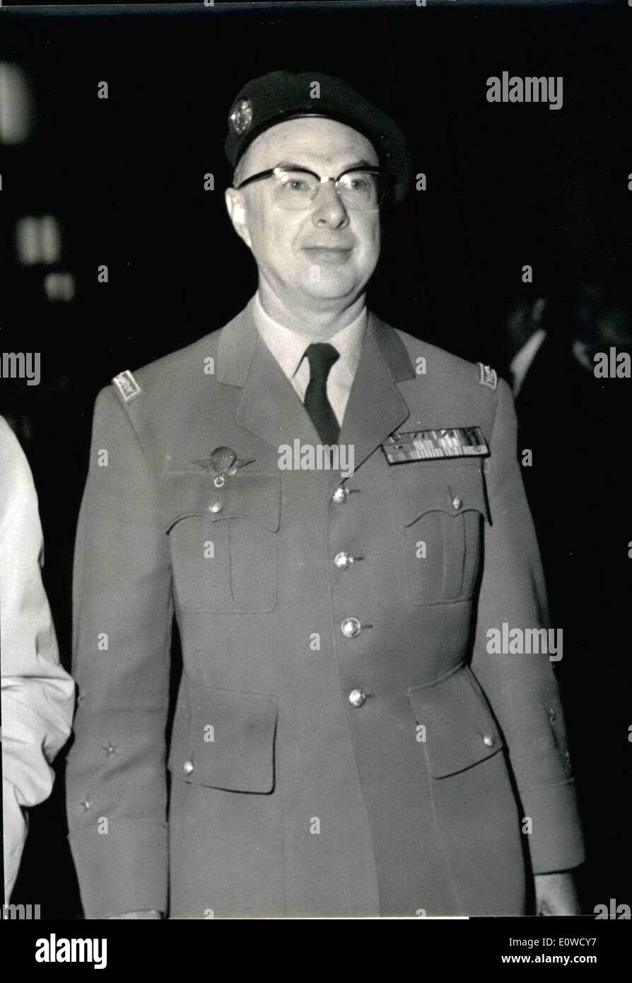 16 maggio 1962 - ex comandante e capo dell'esercito francese in Algeria, Generale Ailleret arrivati in uniforme dei paracadutisti presso il Palazzo di Giustizia di Parigi per la versione di prova di ex generale Raoul Salan. Foto Stock