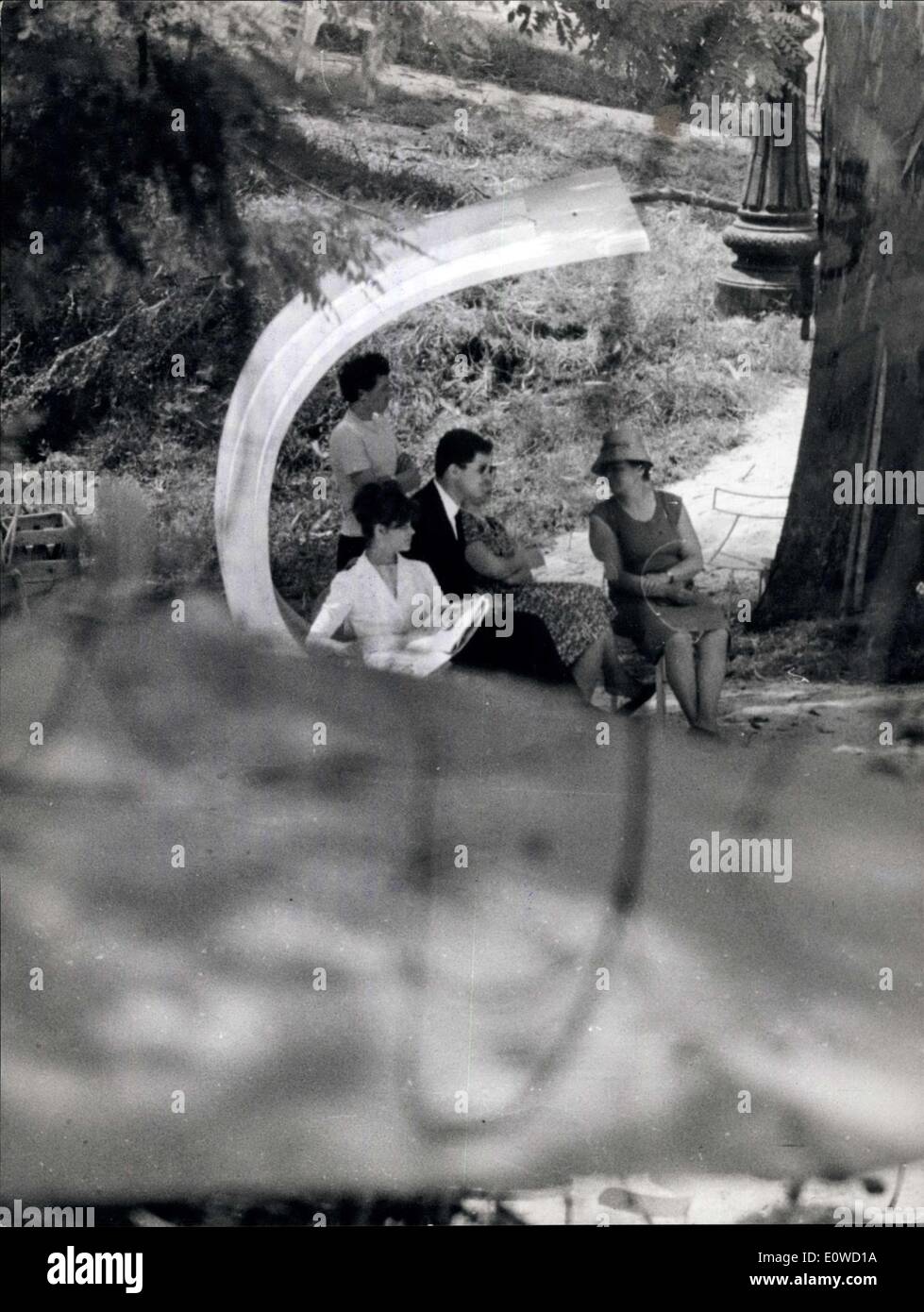 01 giugno 1962 - sensazionale il film segreto del famoso regista 'Dolce vita' Fellini. Il film, quando sarà distribuito al cinema italiano e straniero, sarà certamente il secondo ''boom'' di questo regista originale, come era ''la Dolce vita''. Per mantenere il segreto, Fellini, ha dato ordini rigorosi e forti, vietando a qualsiasi fotoreporter di ver il 'set'. Non è apparsa una foto sul giornale italiano, da quando ha iniziato a lavorare al film; ma quei particolari uomini che sono i fotoreporter, hanno trovato la strada per scattare alcune foto Foto Stock