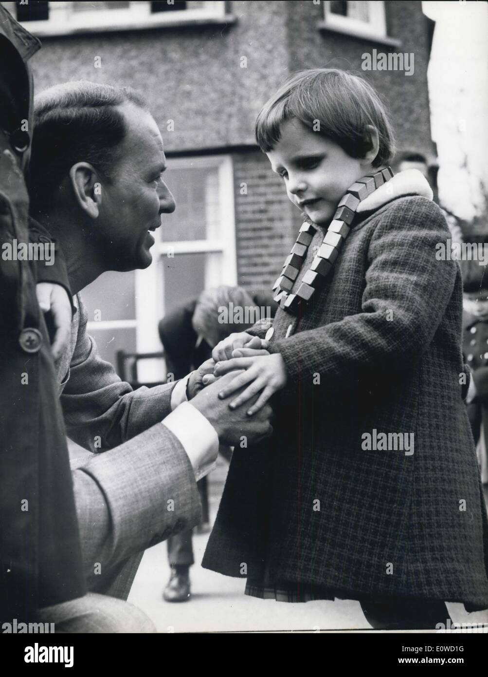 Giugno 02, 1962 - i due mondi di Frank Sinatra che visita i bambini ciechi, canta per la principessa Margaret .. Frank Sinatra, 46, ha visitato - il Sole Home per bambini ciechi a Northwood, Middlesex ieri, sul suo mondo tour di beneficenza per bambini portatori di handicap. Ha suonato con 24 ciechi ragazzi e ragazze e successivamente detto ''Questi bambini sono così felice. Essi sono certamente una lezione per adulti che lamentela circa la vita". Ha tre figli della propria. A mezzanotte ha incontrato la principessa Margaret e Lord Snowdon prima che il primo dei suoi quattro week - end concerti e festival Hall Foto Stock