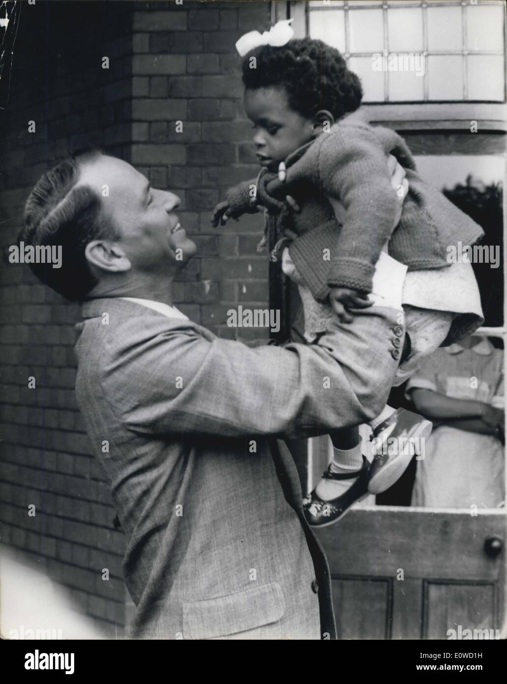 Giugno 02, 1962 - i due mondo di Frank Sinatra: Visita i Bambini Ciechi, canta per Princess Margaret: Frank Sinatra, 46, ha visitato la Casa del Sole per i bambini ciechi a Nrothwood, Middlesex, ieri, sul suo mondo tour di beneficenza per bambini portatori di handicap. Ha suonato con 24 ciechi ragazzi e ragazze e in seguito ha detto: ''Questi bambini sono così felice. Essi sono certamente una lezione per adulti che lamentela circa la vita.'' ha tre figli della propria. A mezzanotte ha incontrato la principessa Margaret & Lord Snowdon prima che il primo dei suoi quattro week-end concerti presso il Festival Hall Foto Stock