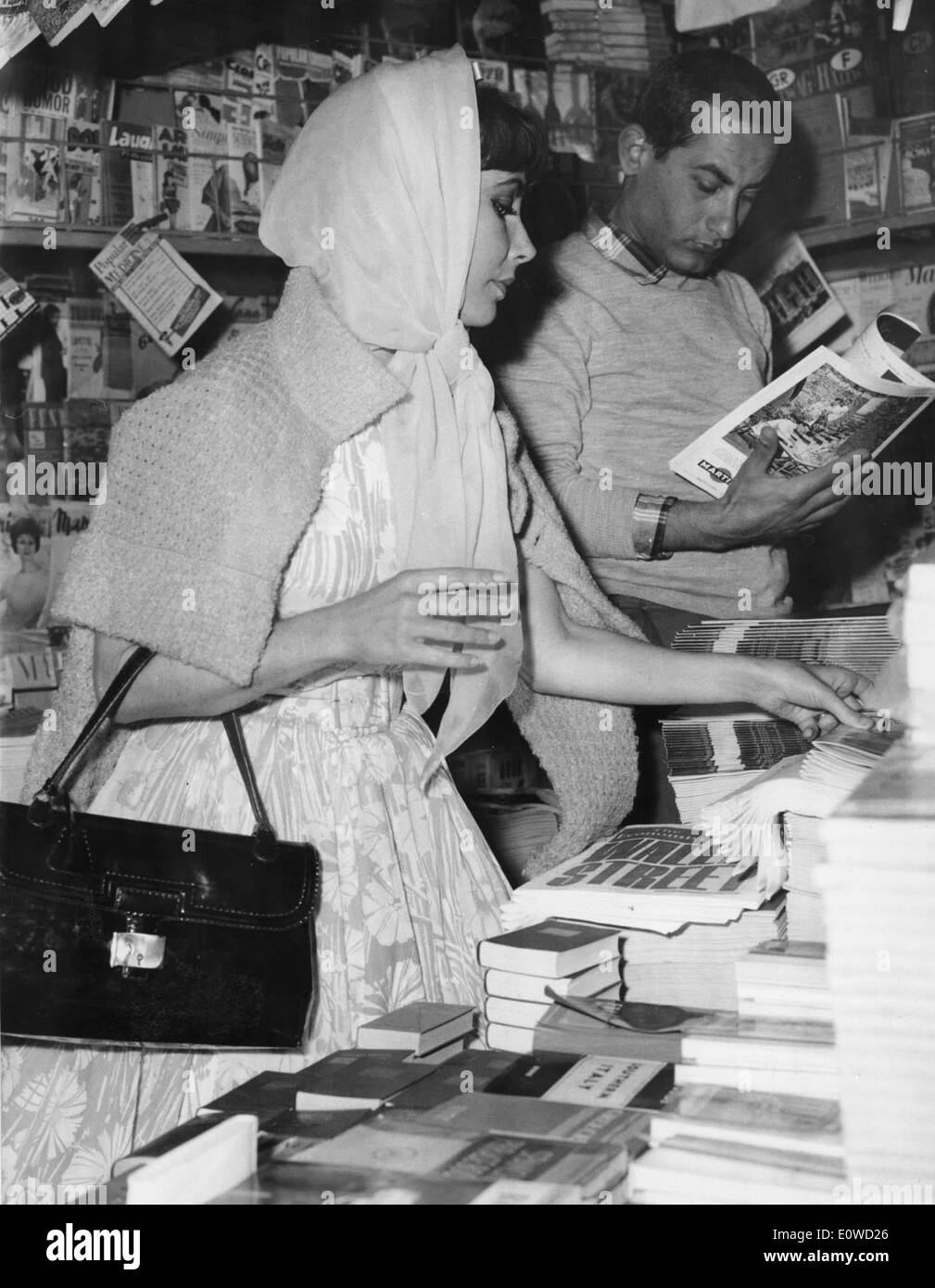 Giugno 5, 1962 - Roma, Italia - due time Academy Award winning schermo legenda, ELIZABETH "" Liz Taylor (1932-2011), conosciuto per il suo affascinante stile di vita di Hollywood e numerosi matrimoni, morì il 23 marzo 2011 di insufficienza cardiaca. Nella foto: Elizabeth Taylor negozi per quotidiani in Veneto. Foto Stock