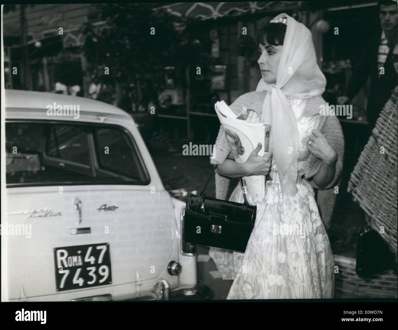 Giugno 06, 1962 - Liz Taylor e Richard Burton è tornato a notte da Montecarlo, dove loro sono stati ospiti della cagliata Jurgens e sua moglie a villa a Capo Ferrat, scena in Via Veneto, mentre bying quotidiani. Come è stato detto la famosa attrice è in difficoltà con il fiscus. ''Internal Revenue'' sul dipartimento americano è realmente interessato a Liz'a caso. L'attrice sembrava bella come mai lei era felice e non ci sembrano preoccuparsi delle voci circa la sua vita sentimentale. Foto Stock