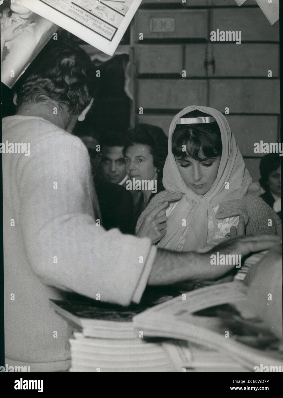 Giugno 06, 1962 - Liz Taylor e Richard Burton è tornato a notte da Montecarlo dove sono stati ospiti di cagliata Jurgens e sua moglie a Villa di Cap Ferrat, visto in via Veneto, mentre acquistare quotidiani. Come è stato detto la famosa attrice è in difficoltà con il fiscus. L'Internal Revenue del dipartimento americano è in realtà intereseted in Liz il caso. L'attrice sembrava bella come mai lei era felice e non ci sembrano preoccuparsi delle voci circa la sua vita sentimentale. Foto Stock