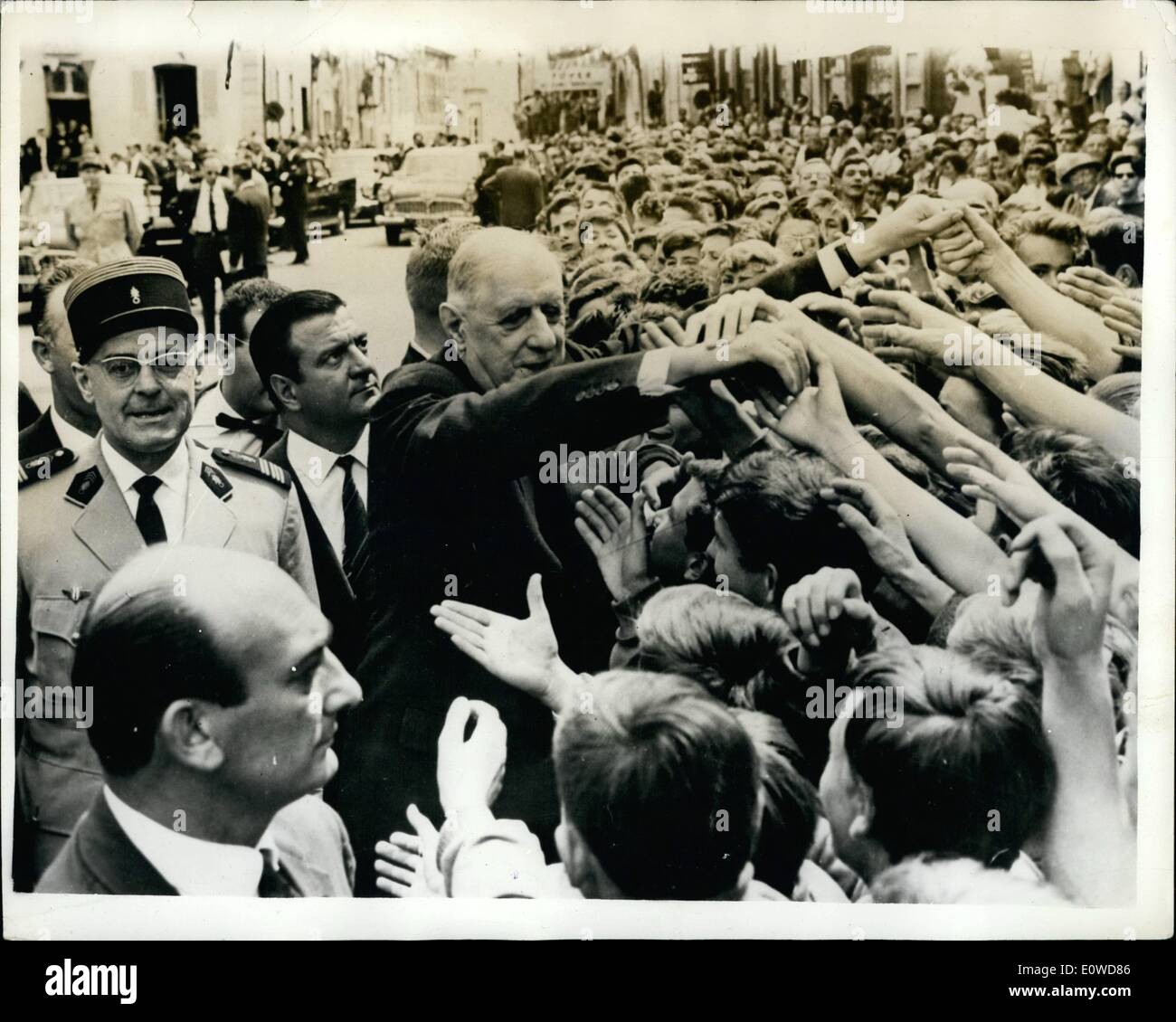 Giugno 06, 1962 - De Gaulle incontra il popolo: nonostante recenti rivelazioni che tenta sulla sua vita furono in imminente, il generale de Gaulle ha intrapreso il suo soddisfare-le persone tour della Francia orientale con una rinuncia quasi spaventoso. Essa è parte del fascino che il generale esercita sul suo popolo. Mostra fotografica. Una dozzina di allungare le mani a salutare il generale durante il suo tour. Il O.A.S. hanno drammaticamente ha annunciato che il terrorismo sarà immediatamente fine. Foto Stock