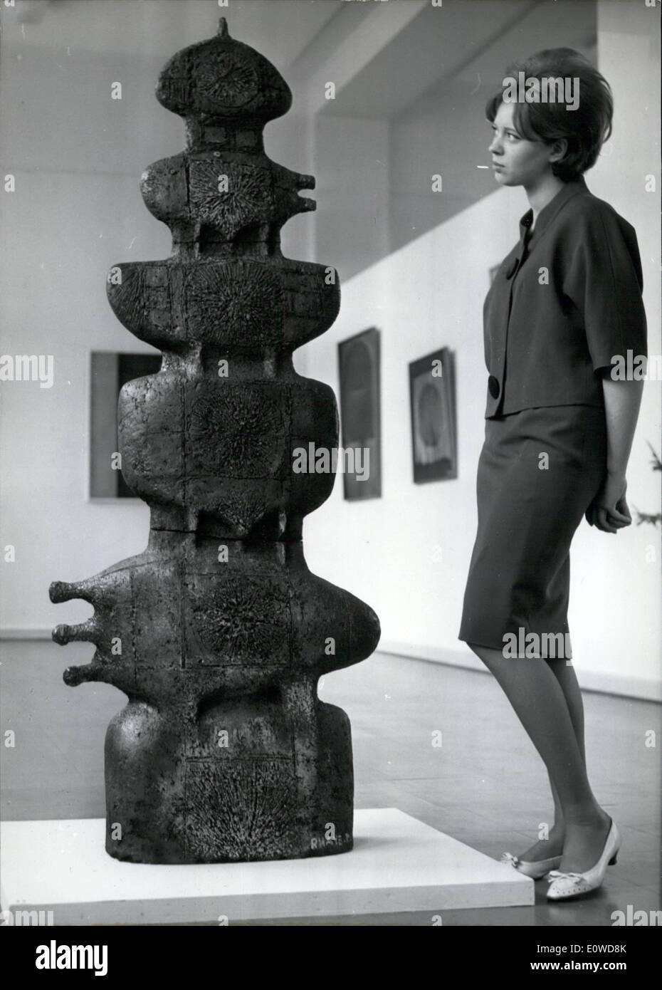 Giugno 06, 1962 - Artisti di Ostende. Mostra a Dusseldorf Museo delle Arti. Questa mostra risposte la visita di Dusseldorf opere d'arte in Ostende (Belgio). La foto mostra il clima , una scultura di Yves Rhaye. 11-6-62 Foto Stock