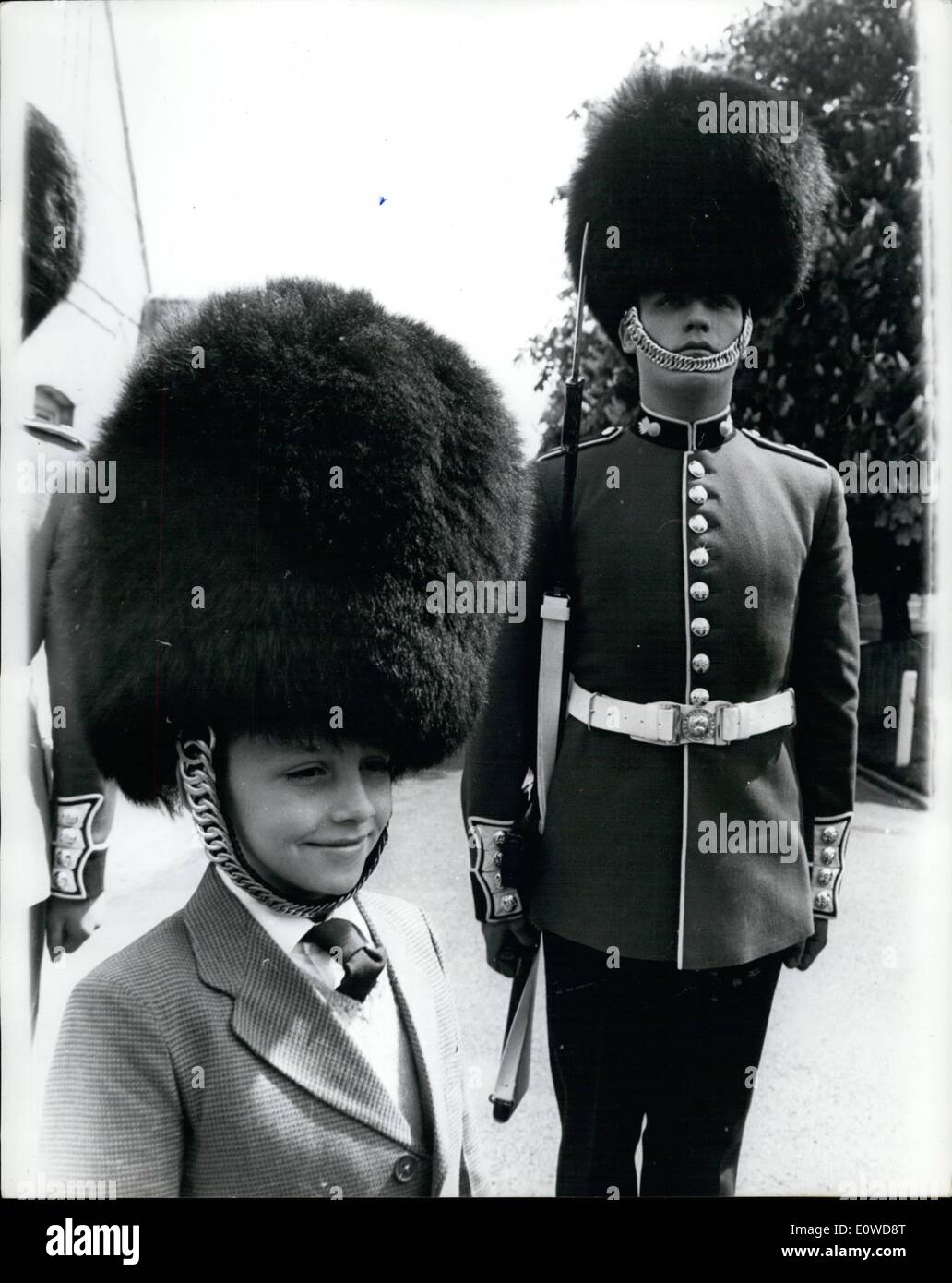 Giugno 06, 1962 - Il Guardsman. Di età compresa tra i nove: nove anni di Alexander Morris, figlio di uno scaricatore di porto da Bootle, Lanos .m. è avente il trattamento della sua vita - perché egli è ospite per tre giorni del granatiere protezioni a Caterham Barracks - come una ricompensa per essere il miglior marcher in una parata della gioventù. Alex e sua madre erano soddisfatte in una stazione di Euston da Lieut. John Brown del granatiere protezioni e dopo aver guardato le protezioni a St James Palace - essere andato a Caterham dove ha visitato la terra sfilavano a 'Scome le guardie come a marzo "" Foto Stock