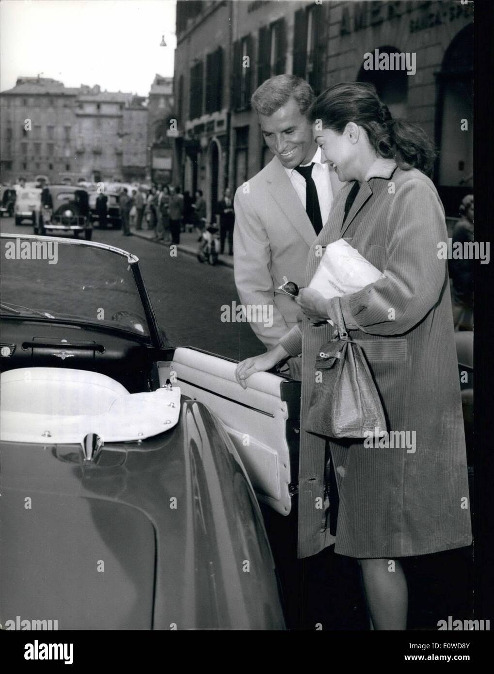 06 giugno 1962 - Fernando Lamas, più volte divorziato marito di famosa stella (Lana urner, Arlene Dahl ece..) È tornato a Roma insieme alla famosa star americana dei film acquatici, Ester Williams. Lamas era a Roma circa due mesi fa, dove ha girato un film sul Risorgimento italiano. Sembra che la coppia si sposerà presto, e probabilmente accadrà a Roma Foto Stock