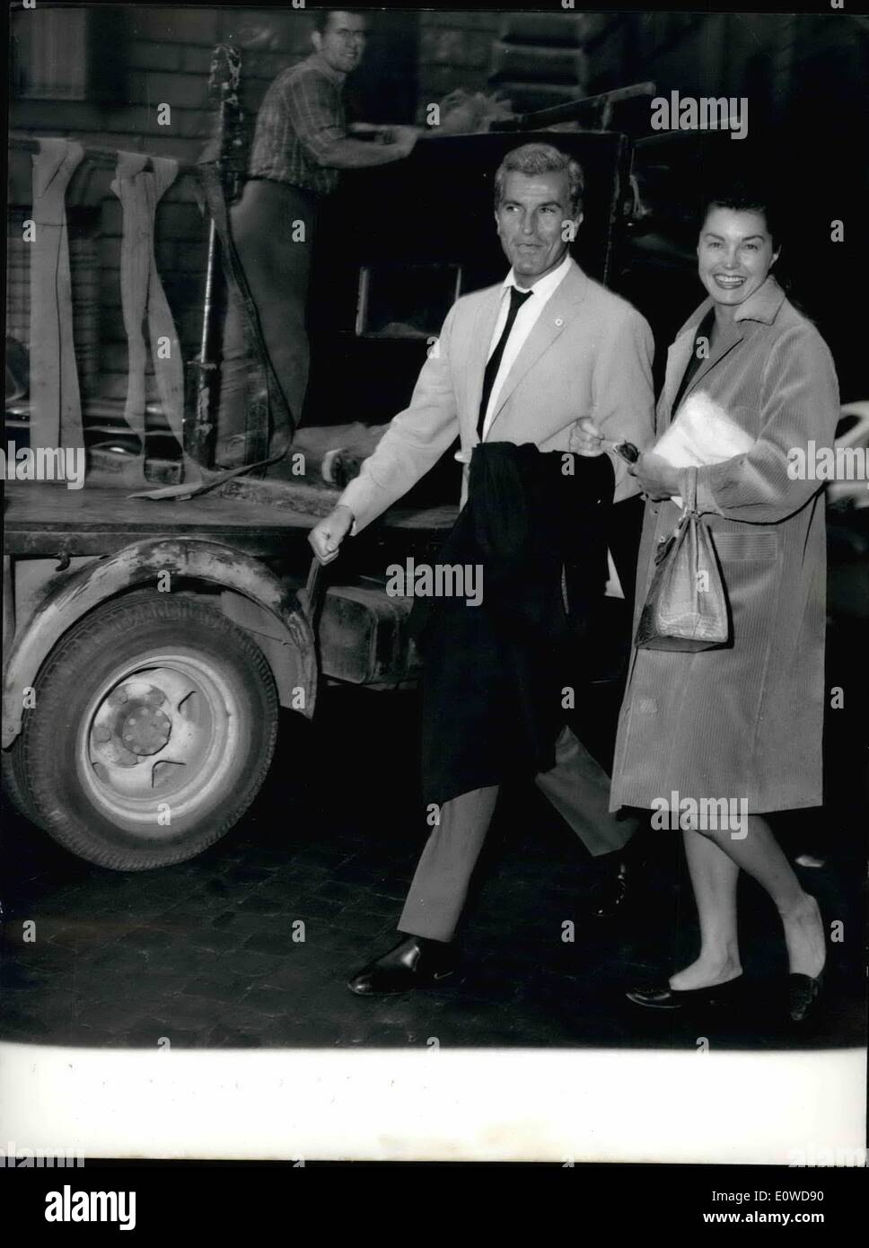 Giugno 06, 1962 - Fernando Lamas, diverse volte al marito divorziato di famose star (Lana Turner, Arlene Dahl ecc.) è tornato a Roma insieme a divorziati american famoso star di film acquatici, estere Williams. I lama era a Roma circa due mesi fa dove ha girato un film sul Risorgimento italiano. Sembra che il giovane si metterà presto sposato, e sarà probabilmente accadrà a Roma. Foto Stock