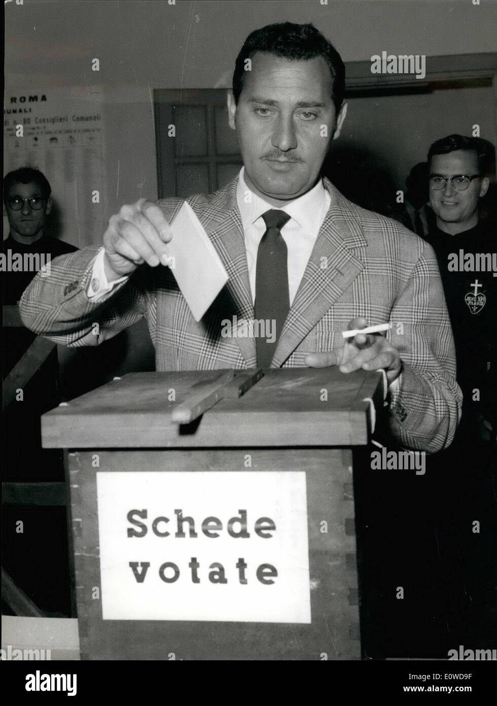 Giugno 06, 1962 - Roma, il giorno delle elezioni al giorno a Roma: il maltempo ha deased l'afflusso della letteratura politica e cinema Foto Stock