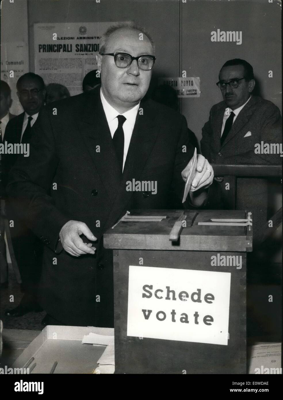 Giugno 06, 1962 - il giorno di elezione per giorno a Roma!: il maltempo ha diminuito la aff~~~, dei politici, letterarie e cinema ben conosciuto persone, il cameraman speranza alla loro cattura nel momento più importante, quando la carta di voto è messo nell'urna. mostra fotografica di voto. hon. Giuseppe Saragat leader del PSDI, (italiano democratico partito socialista) Foto Stock