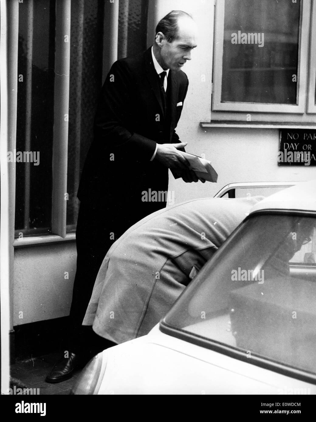 Leonard Cheshire caricando le cose in una automobile Foto Stock