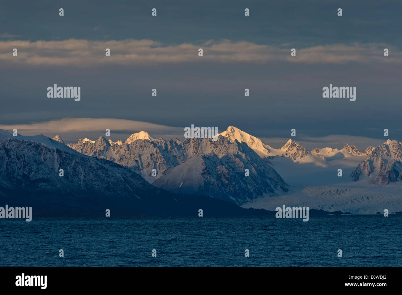 Montagne e Ghiacciai, Liefdefjorden fiordo, Spitsbergen, isole Svalbard Isole Svalbard e Jan Mayen, Norvegia Foto Stock