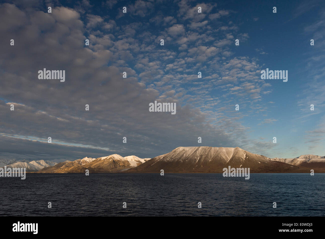 Montagne, Liefdefjorden fiordo, Spitsbergen, isole Svalbard Isole Svalbard e Jan Mayen, Norvegia Foto Stock