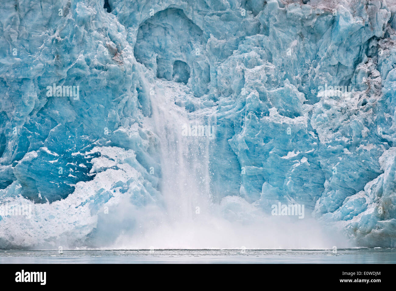 Il ghiacciaio del parto, rim del ghiacciaio Monacobreen, Liefdefjorden, Spitsbergen, isole Svalbard Isole Svalbard e Jan Mayen, Norvegia Foto Stock