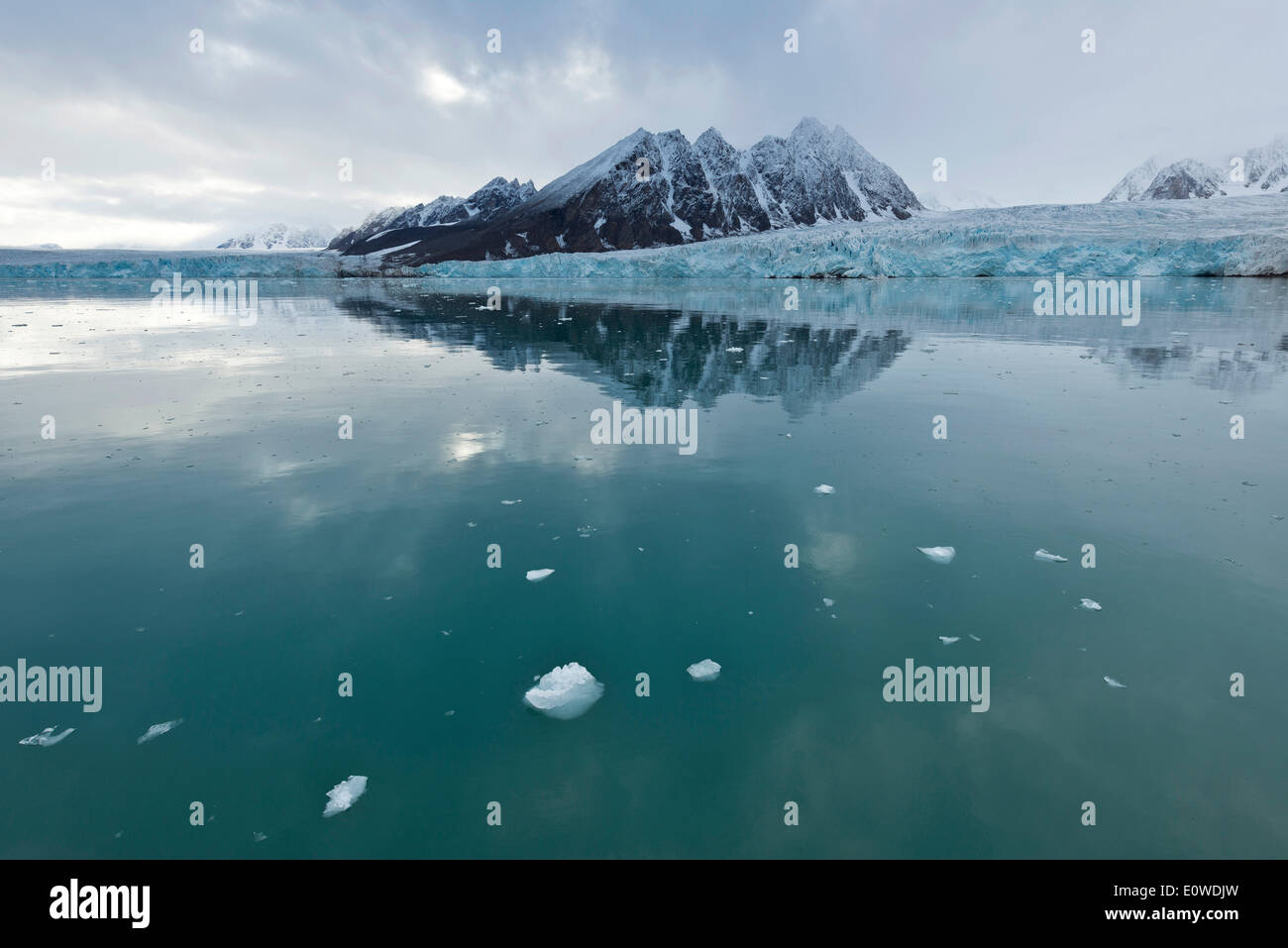 La riflessione, montagne e ghiacciai Monacobreen, Liefdefjorden fiordo, Spitsbergen, isole Svalbard Isole Svalbard e Jan Mayen Foto Stock