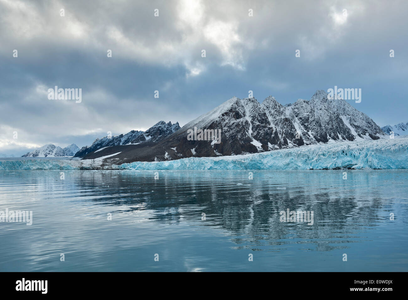 La riflessione, montagne e ghiacciai Monacobreen, Liefdefjorden fiordo, Spitsbergen, isole Svalbard Isole Svalbard e Jan Mayen Foto Stock