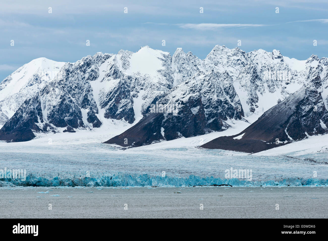 Montagne e Ghiacciai Monacobreen, Liefdefjorden fiordo, Spitsbergen, isole Svalbard Isole Svalbard e Jan Mayen, Norvegia Foto Stock