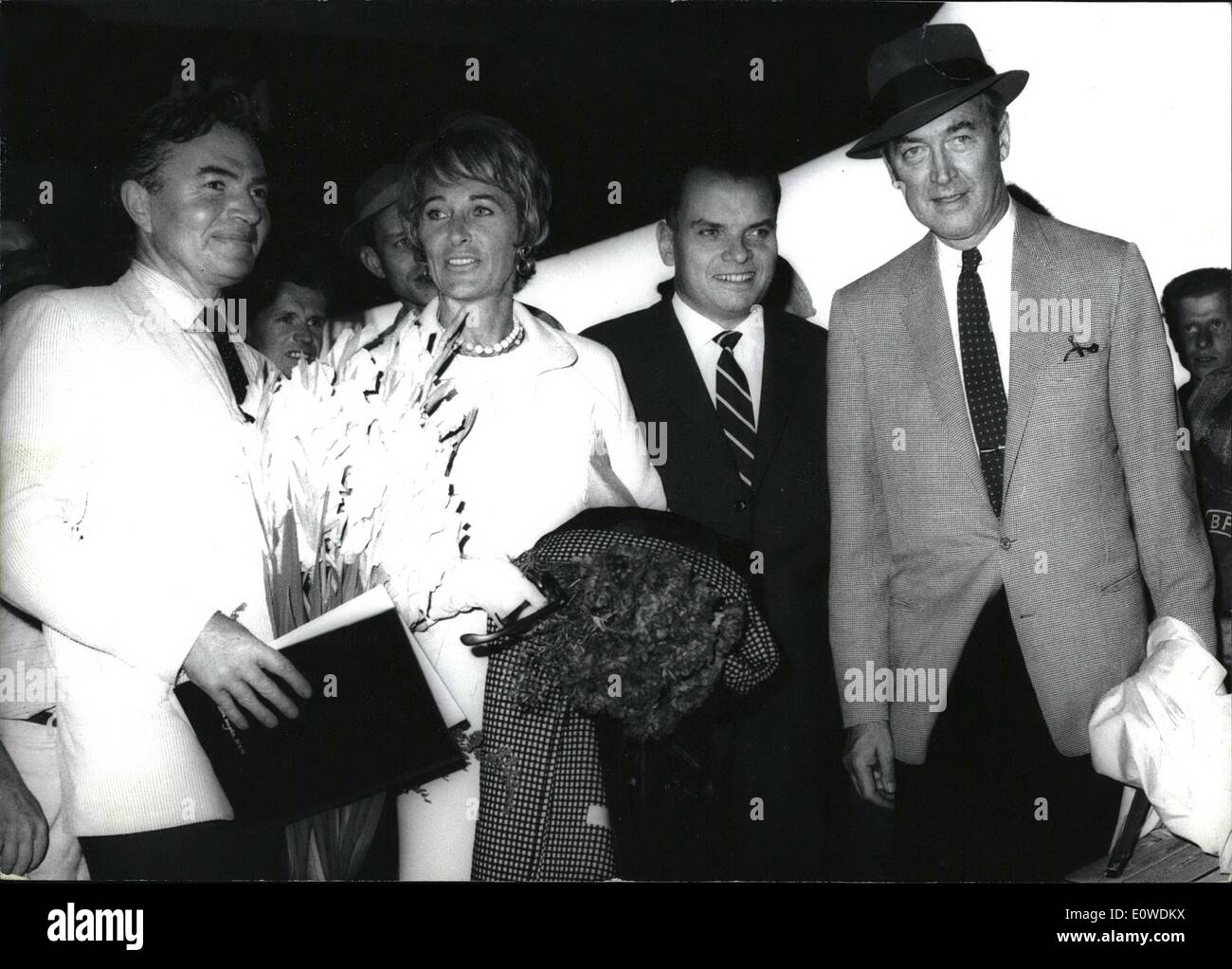 Giugno 06, 1962 - primi ospiti a Berlino-Film festival: Su Tempelhof Airfield Festival leader il dottor Alfred Bauer era saluto di due noti film americano-stelle oggi essi sono prossimi al Festival del Cinema di Berlino, che avrà inizio domani. James Stewart, il rappresentante ufficiale della US-film era venuta con sua moglie e Filmstar James Mason. La foto mostra f.l.t.r. James Mason, la sig.ra Stewart, Festival-leader il dottor Alfred Bauer e James Stewart. Foto Stock