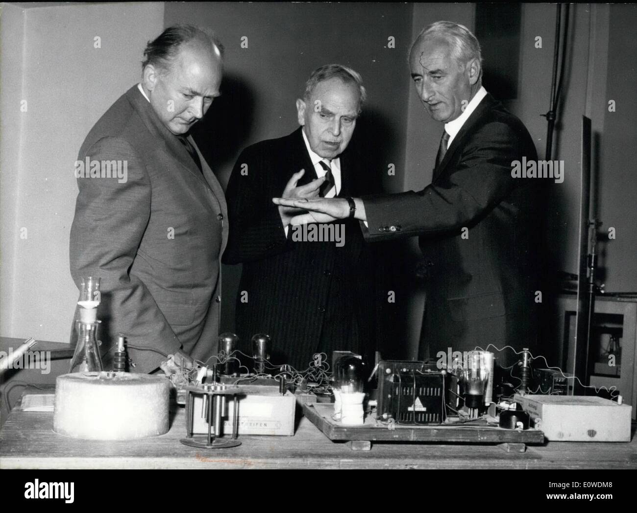 Giugno 06, 1962 - professor Hahn ricostruito un momento storico: sulla via del ritorno dalla riunione della Nobel-Prize vincitori in Lindau professor Otto Hahn ha visitato il Museo Tedesco a Monaco di Baviera in giugno 30th, 1962 al fine di ricostruire un momento storico qui. Sull'apparecchiatura molto semplice che è ora in Museo del prof. Hahn ha dimostrato ancora una volta quanto egli ha operato la separazione og uranio mediante neutroni nel dicembre 1938 con l'aiuto del suo collega Fritz Strassmann (Strassmann) - sinistra -. Il prof. Hahn la scoperta è stata la base per il successivo uso tecnico dell energia atomica. La foto mostra sulla destra Prof Foto Stock