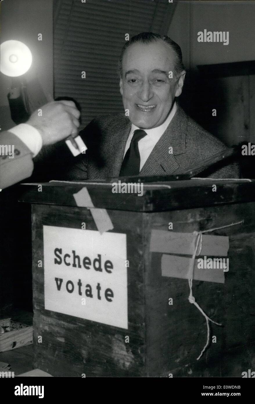 06 giugno 1962 - Giornata delle elezioni di oggi a Roma. Il maltempo ha ridotto la~~~ della pula, di persone politiche, letterarie e cinematografiche ben note. Il cameraman spera di catturarli nel momento più importante, quando il documento di voto viene messo nella scheda elettorale. Foto spettacoli Vota attore fumetto principe Antonio De Certis Toto' Foto Stock