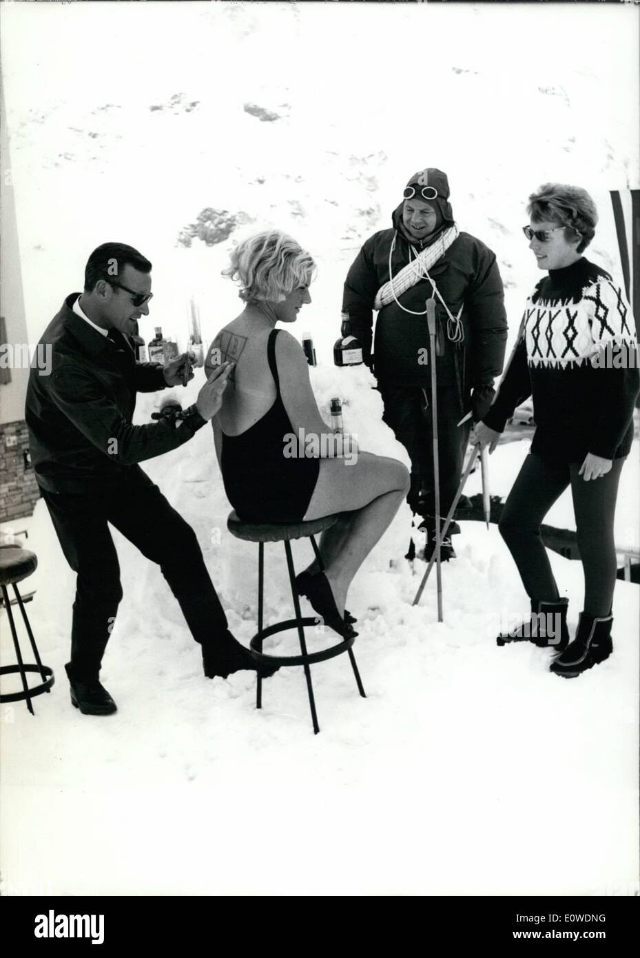 Giugno 06, 1962 - senza ustionarsi si può ottenere una splendida abbronzatura e austriaco Franz Greitner hanno dimostrato come questo deve essere fatto durante una conferenza stampa a Piz Buin Bar (2100 metri) a piedi di circa 3000 metri di alta montagna Piz Buin in Vorariberg/Austria. Prima i giornalisti e gli atleti, gli effetti dei raggi ultravioletti è stata dimostrata. Sulla base dei risultati delle prove, una emulsione è stato sviluppato che è quello di evitare una scottatura solare e che dà una splendida abbronzatura. Renate Hansluwka, Campione del Mondo in acqua ski jumping, aveva il suo indietro per essere utilizzati per questa prova Foto Stock