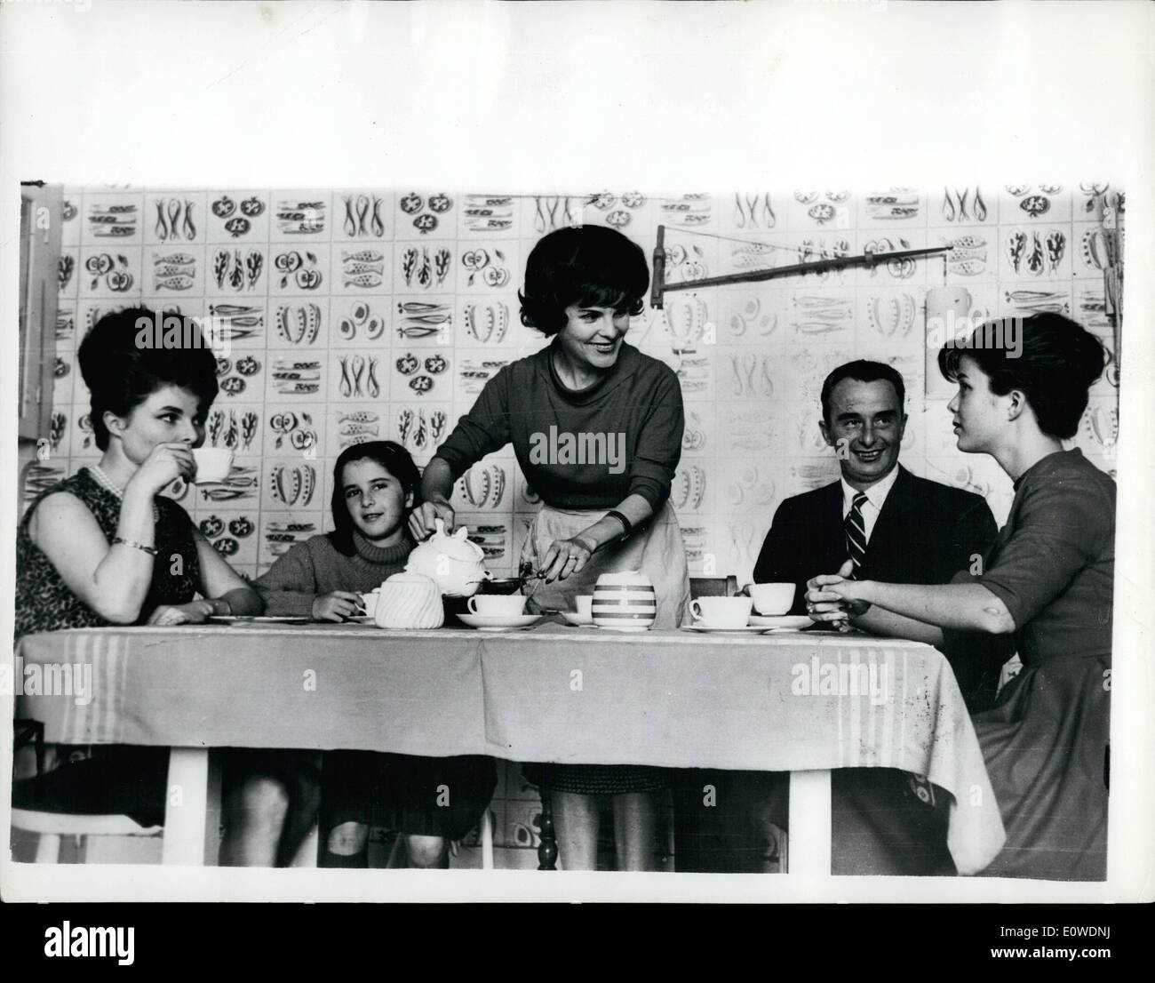 Giugno 06, 1962 - Londra inviato prima prepara il suo primo buona tazza di tè: Quando siete a Roma fate come i romani.Quando a Londra: Senora Mini Chittandam,43-anno-vecchio prima donna ambasciatore a Londra(ella rappresenta la Costa Rica), passato il primo giorno facendo proprio questo - mkaing una pentola di tè. Nel suo piano di Hampstead, fece il tè per la sua famiglia, Edwar(un magnate di frutta), e tre bambini. ''Normalmente" beviamo il caffè'' ha detto, indossare un grembiule. ''Una delle mie specialità è lo Yorkshire pudding.''mostra fotografica di tè e simpatia da Londra prima donna ambasciatore. Le figlie di Sylvia,19(a sinistra), Nancy,9, e Patricia,16. Foto Stock